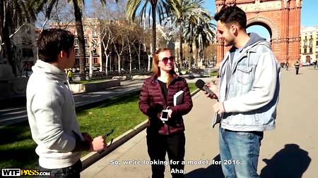 Запикапили и трахнули в парке голубоглазую телку с шикарным телом