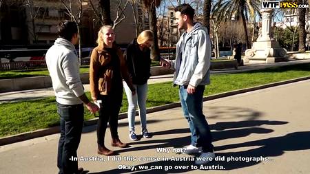 Запикапили и трахнули в парке голубоглазую телку с шикарным телом