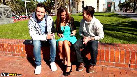 Запикапили и трахнули в парке голубоглазую телку с шикарным телом