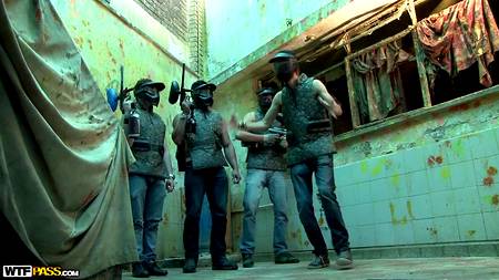 Загорелая сучка развлекается с тремя парнями на пейнтбольной площадке