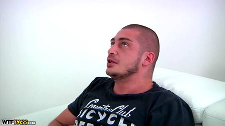 Русские парни грубо ебут в задницу безотказную пьяную шлюшку