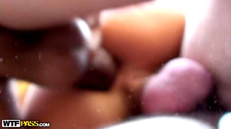 Русская девка  наслаждается двойным проникновением толстых членов