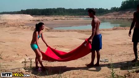 Горячая русская групповуха у озера с загорелой шалавой