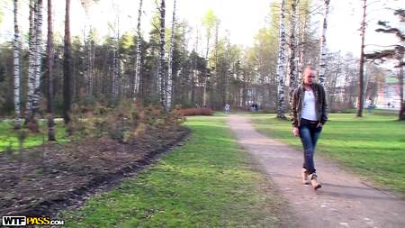 Пацаны запикапили русскую шлюшку и отодрали до изнеможения