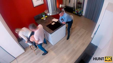 Клиент ебет польскую риелторшу на глазах ее похотливого напарника