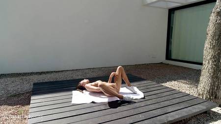 Стройная красавица страстно мастурбирует розовую писечку