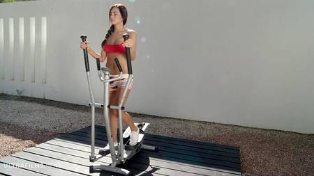 Стройная красавица страстно мастурбирует розовую писечку