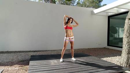 Стройная красавица страстно мастурбирует розовую писечку