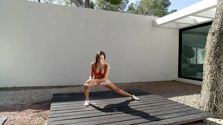 Стройная красавица страстно мастурбирует розовую писечку