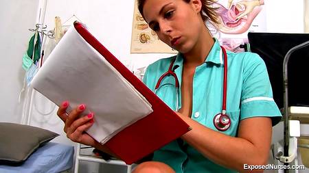 Возбудившаяся медсестричка мастурбирует щелку в кресле гинеколога