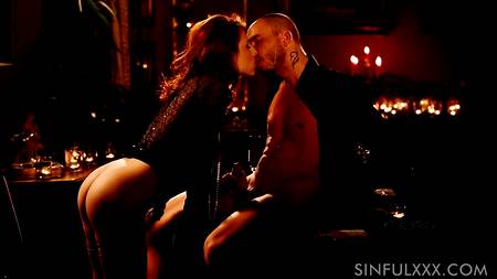 Красивый секс при свечах с обворожительной нимфоманкой