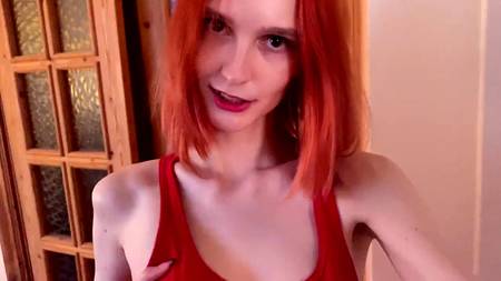 Рыжеволосая худышка скачет на члене бойфренда в домашнем видео