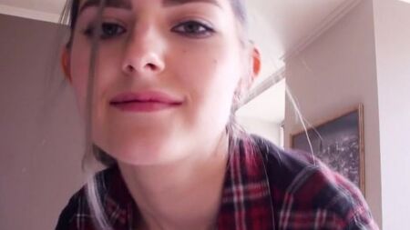 Русская сестренка соблазнила брата на инцест на уютном диванчике