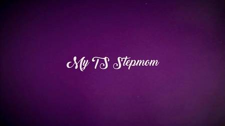 Транс с маленьким членом трахается с мужиком в жопу на кожаном диване