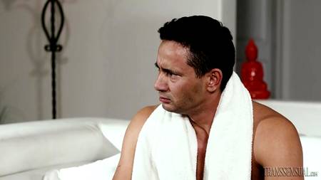 Транс с маленьким членом трахается с мужиком в жопу на кожаном диване