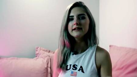 Интервью с русской порнозвездой Eva Elfie в домашней обстановке