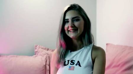 Интервью с русской порнозвездой Eva Elfie в домашней обстановке