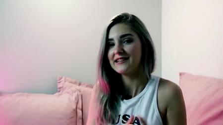 Интервью с русской порнозвездой Eva Elfie в домашней обстановке