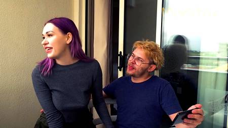 Сучка с рабочими губками увлеченно сосет фаллос русскому парню