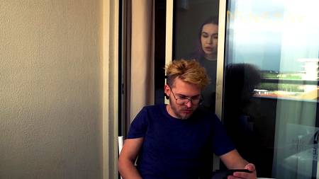 Сучка с рабочими губками увлеченно сосет фаллос русскому парню