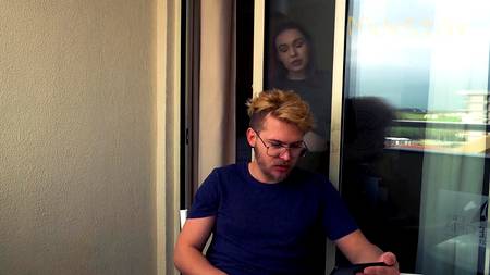 Сучка с рабочими губками увлеченно сосет фаллос русскому парню