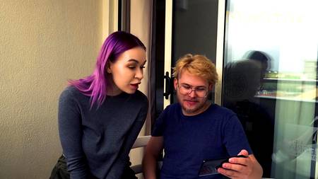 Сучка с рабочими губками увлеченно сосет фаллос русскому парню