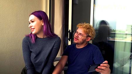 Сучка с рабочими губками увлеченно сосет фаллос русскому парню