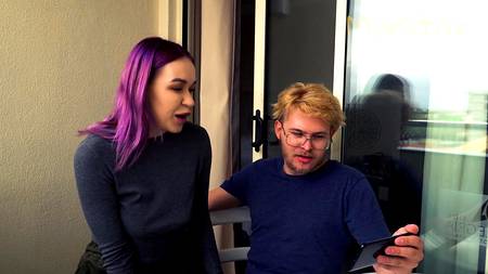 Сучка с рабочими губками увлеченно сосет фаллос русскому парню