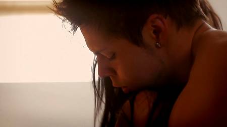 Нежная девушка оргазмирует на утреннем стояке накаченного кавалера