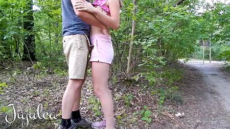 Похотливая парочка снимает любительское порно днем в парке