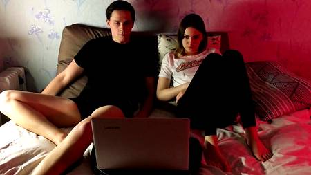 Русская телочка старательно сосет пенис балдеющему пацану