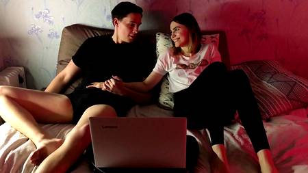 Русская телочка старательно сосет пенис балдеющему пацану