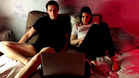 Русская телочка старательно сосет пенис балдеющему пацану