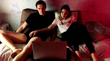 Русская телочка старательно сосет пенис балдеющему пацану