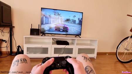 Светловолосая русская телка трахается дома с братом во время карантина