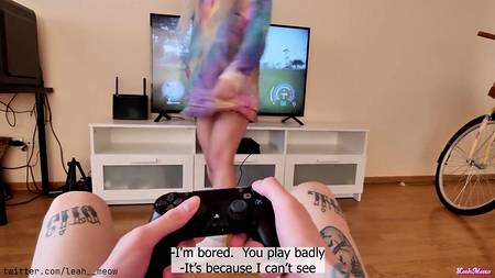 Светловолосая русская телка трахается дома с братом во время карантина