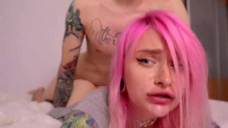 Чувак наполнил спермой влагалище подруге с розовыми волосами