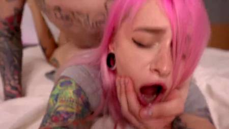 Чувак наполнил спермой влагалище подруге с розовыми волосами