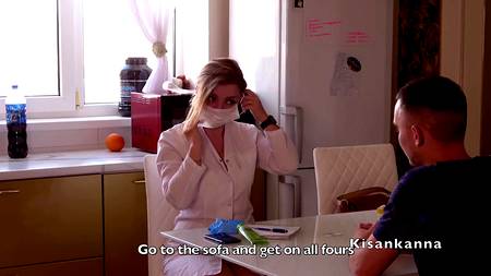 Русская медсестричка вылизывает анус балдеющему пациенту