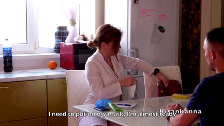 Русская медсестричка вылизывает анус балдеющему пациенту