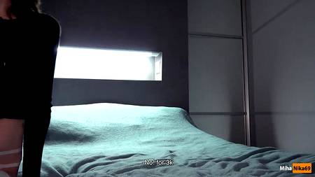 Парень ебет в жопу молодую русскую девку и снимает на камеру