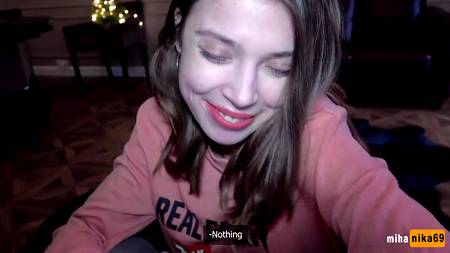 Парень оприходовал голубоглазую соседку и мощно кончил ей на лицо