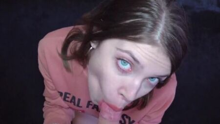 Парень оприходовал голубоглазую соседку и мощно кончил ей на лицо