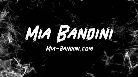 Лысый качок пялит стройную телочку на глазах общих друзей