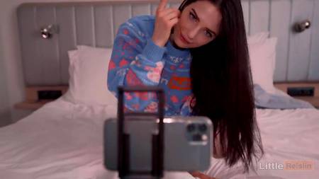 Чувак ебет рачком симпатичную брюнетку с шикарной задницей