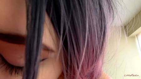 Чувак кончил на язычок красивой девке с косами на голове