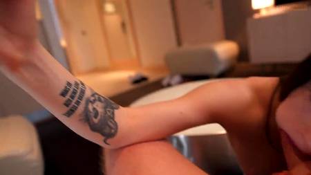 Любительское порно с оседлавшей большой болт молодой брюнеткой