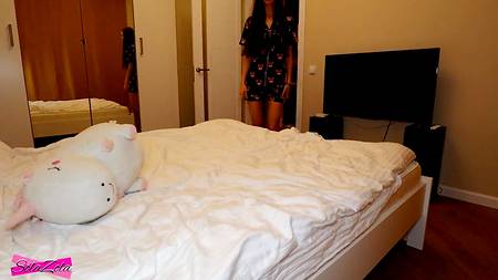 Шикарная девушка нежно сосет хуй наслаждающемуся парню