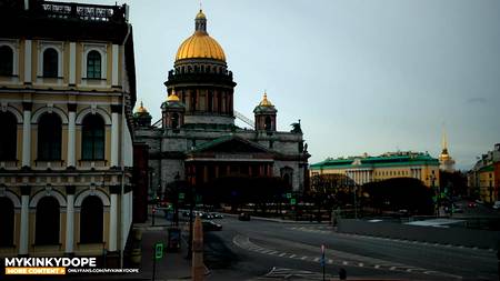 Опытный пихарь взял блондинку за волосы и поимел в мокрую киску