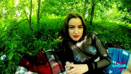 Симпатичная сучка проиграла себя в карты русскому парню на природе